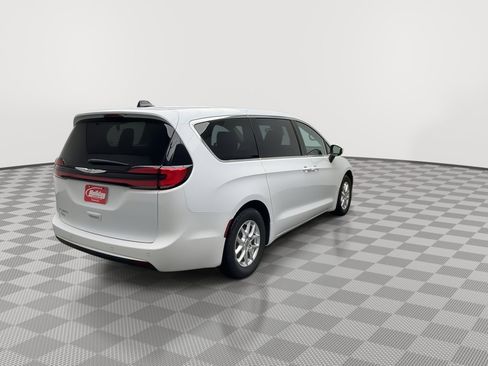 Used 2023 Chrysler Pacifica Touring-L image 37