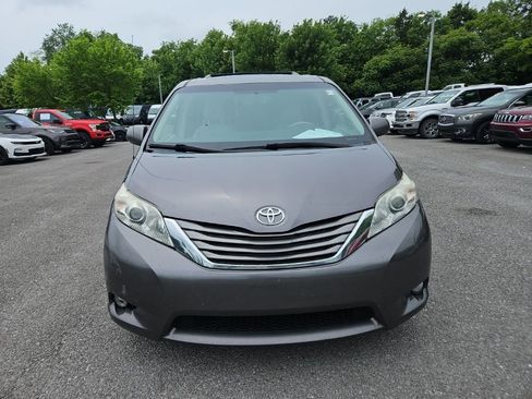 Used 2011 Toyota Sienna XLE w/ Entertainment Pkg FWD image 2