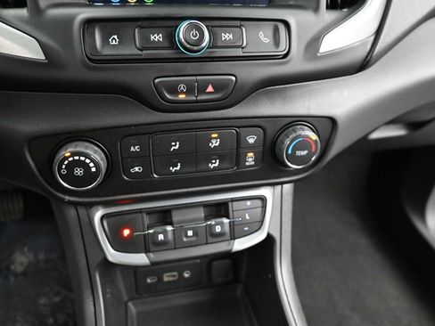 Used 2024 GMC Terrain SLE image 18