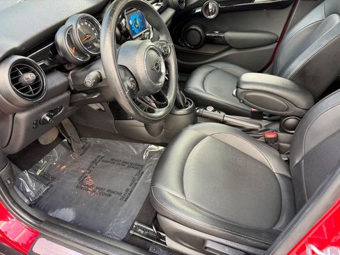 Used 2019 MINI Cooper 4-Door Hardtop w/ Signature Upholstery Package image 13