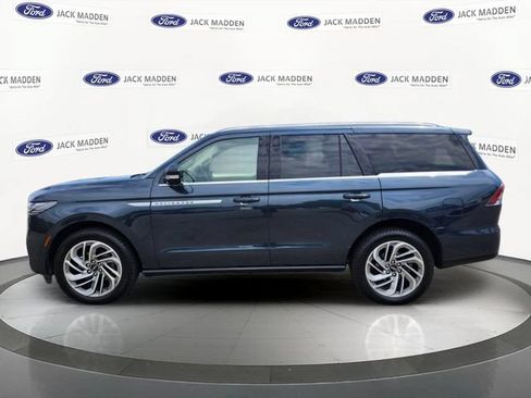 Used 2025 Lincoln Navigator Reserve AWD/4WD image 2