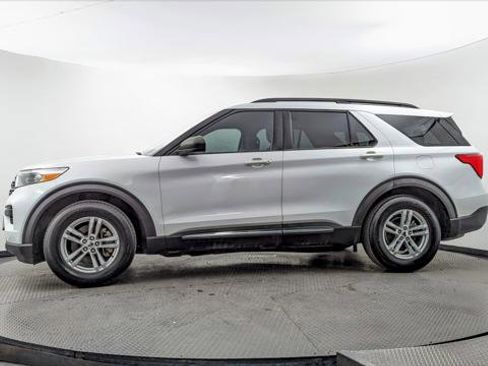 Used 2020 Ford Explorer XLT image 3