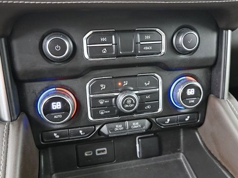 Used 2022 Chevrolet Suburban Z71 w/ Luxury Package image 33