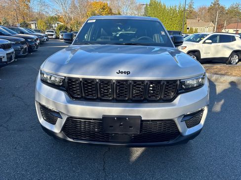 New 2025 Jeep Grand Cherokee Limited w/ Black Appearance Package AWD/4WD image 9