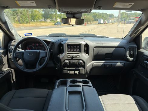 Used 2024 Chevrolet Silverado 1500 Custom Trail Boss w/ LPO, Dark Essentials Package AWD/4WD image 9