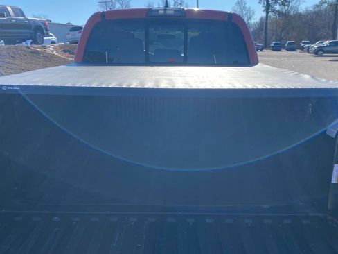 Used 2016 Toyota Tacoma SR image 11