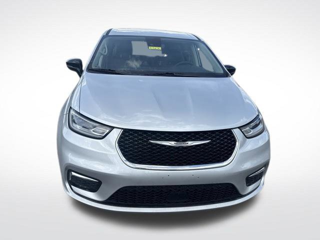 Used 2024 Chrysler Pacifica Limited FWD image 8