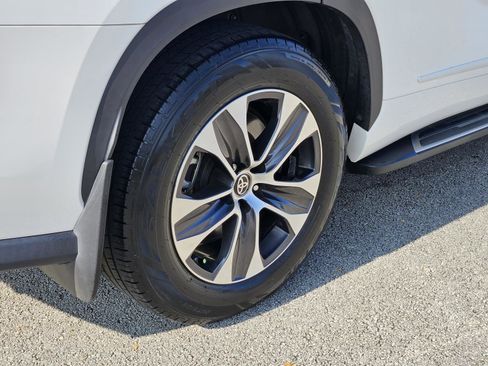 Used 2021 Toyota Highlander XLE image 8