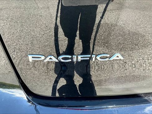 Used 2023 Chrysler Pacifica Touring-L FWD image 22