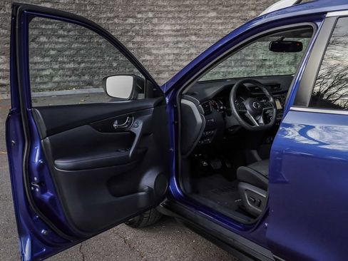 Used 2017 Nissan Rogue SV w/ SV Premium Package image 23