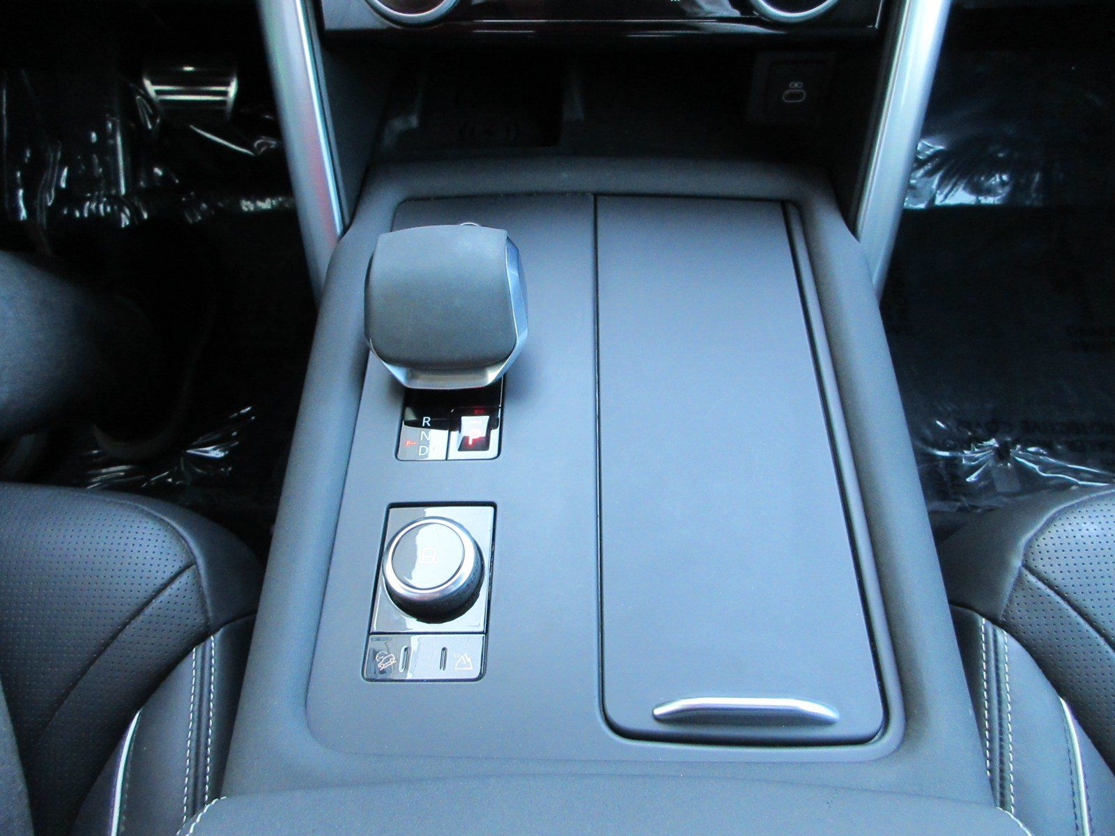 Used 2023 Land Rover Discovery Metropolitan Edition AWD/4WD image 48