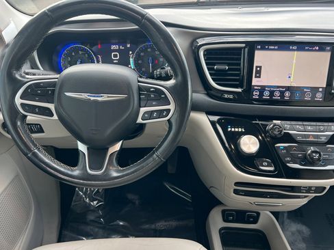 Used 2020 Chrysler Pacifica Touring-L Plus w/ Tire & Wheel Group image 14