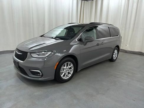 Used 2022 Chrysler Pacifica Touring-L FWD image 2