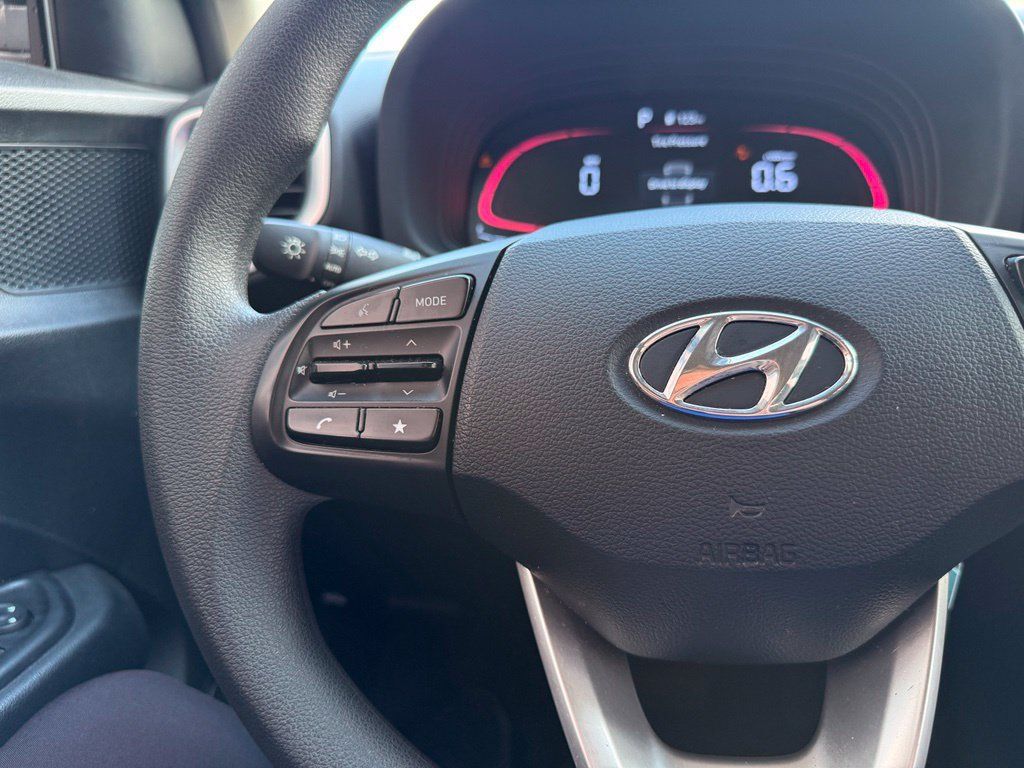 Used 2025 Hyundai Venue SE FWD image 12