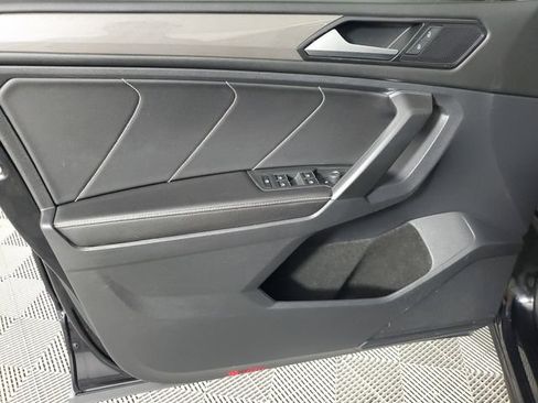 Used 2023 Volkswagen Tiguan SE w/ Panoramic Sunroof Package FWD image 17