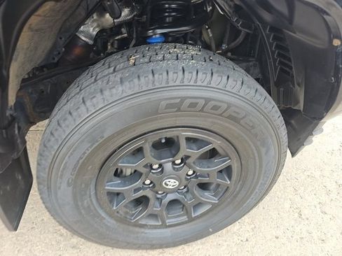 Used 2019 Toyota Tacoma SR5 AWD/4WD image 14