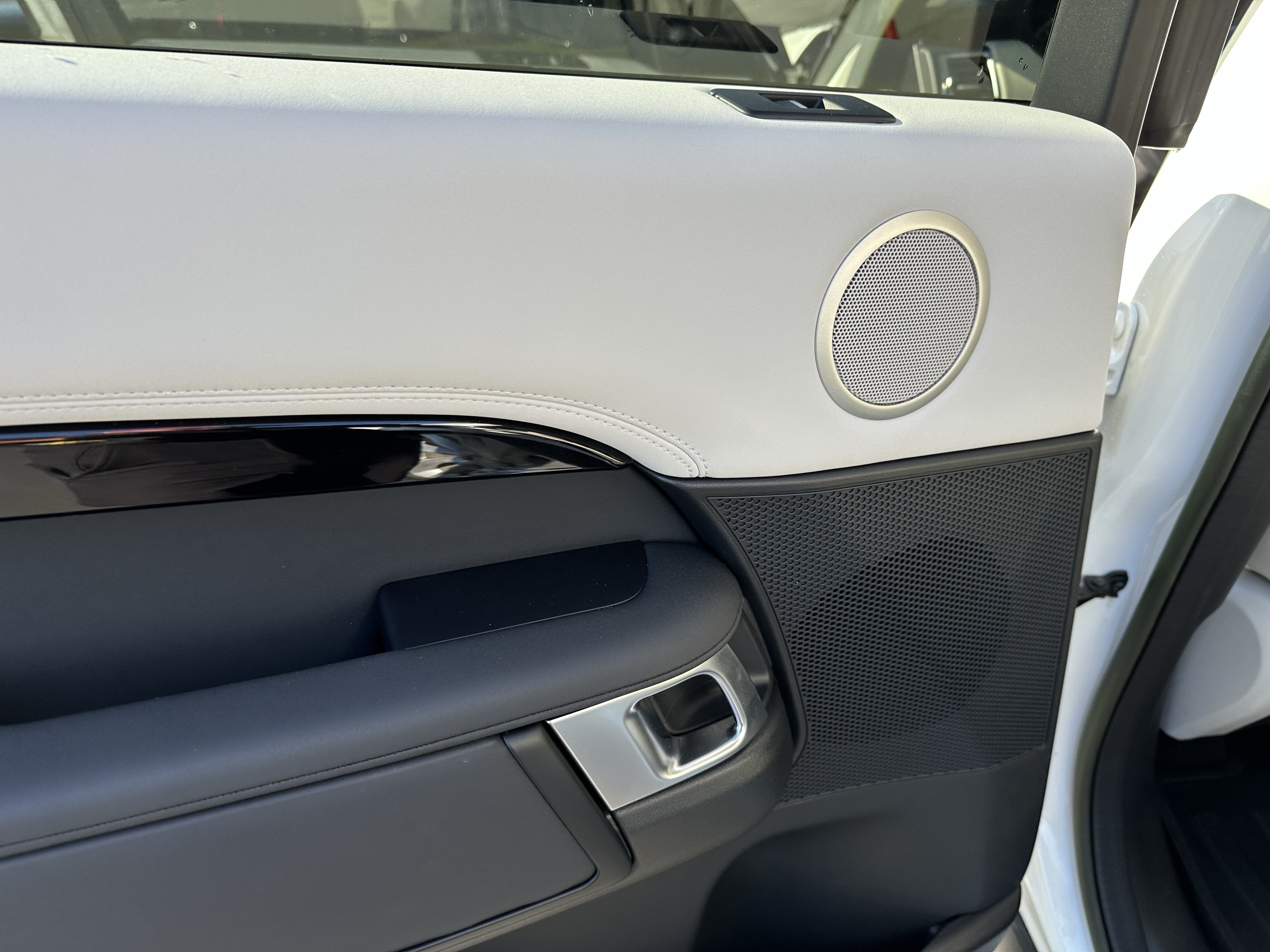 Certified 2023 Land Rover Discovery S AWD/4WD image 29