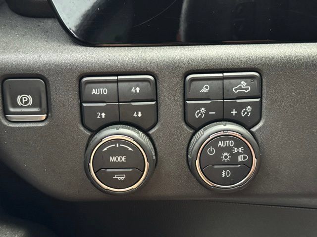 Used 2024 Chevrolet Silverado 1500 LT Trail Boss w/ Convenience Package II AWD/4WD image 25