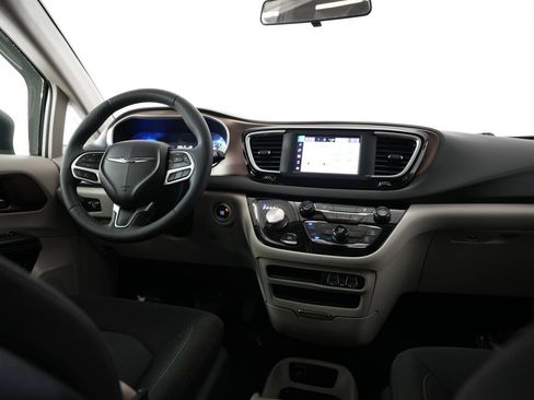 Used 2022 Chrysler Voyager LX FWD image 10