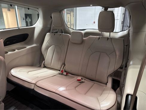 Used 2017 Chrysler Pacifica Limited image 32