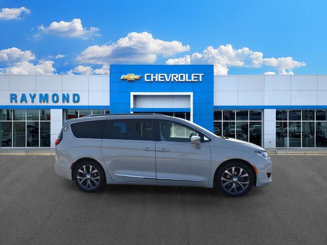Used 2019 Chrysler Pacifica Limited w/ Tire & Wheel Group FWD image 2