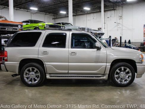 Used 2005 GMC Yukon Denali AWD/4WD image 8