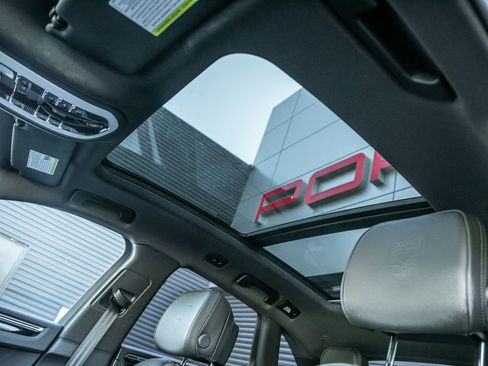 Certified 2025 Porsche Macan image 15