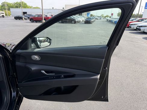 Used 2025 Hyundai Elantra Limited image 15
