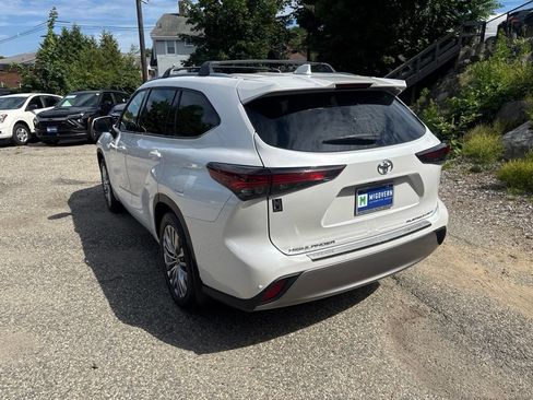 Used 2024 Toyota Highlander Platinum AWD/4WD image 4