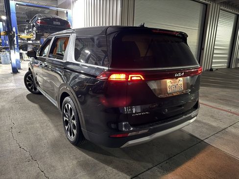 Used 2024 Kia Carnival EX image 8