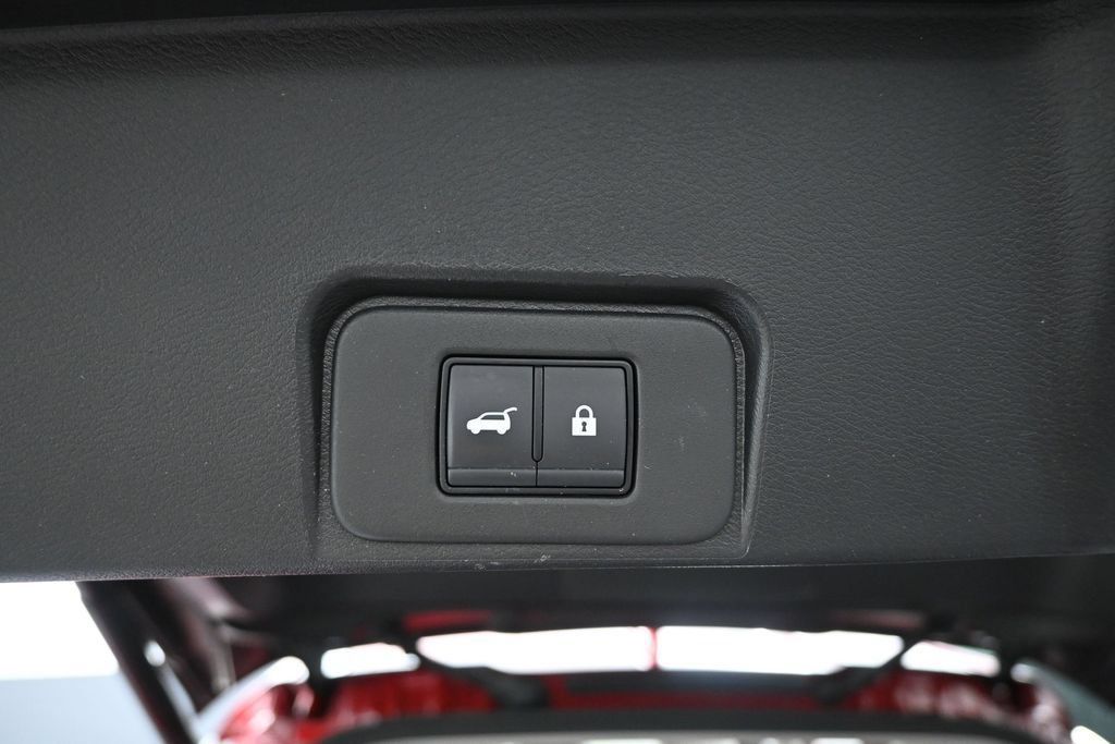 Used 2025 Nissan Rogue SV FWD image 18