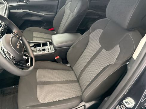 Used 2025 Kia Sorento LX FWD image 11