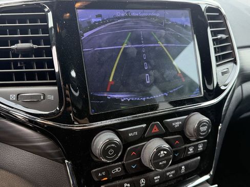 Used 2019 Jeep Grand Cherokee Altitude image 21