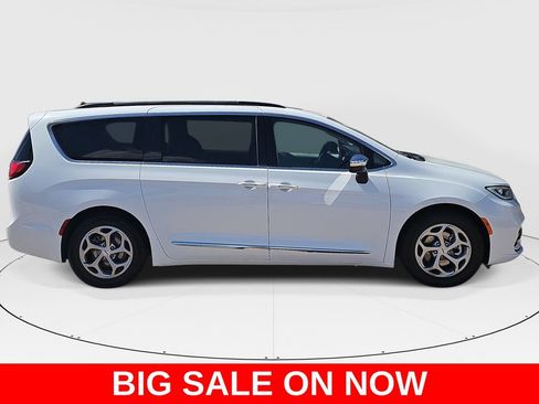 Used 2023 Chrysler Pacifica Limited FWD image 2