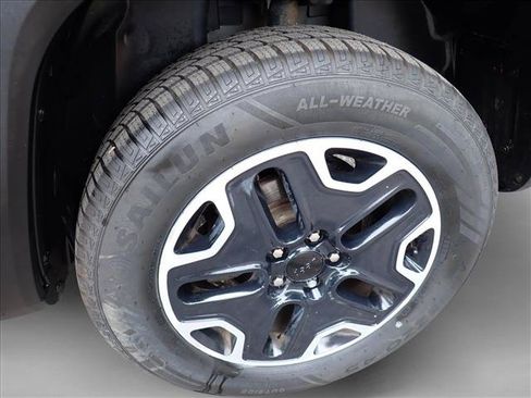 Used 2017 Jeep Renegade Trailhawk AWD/4WD image 7