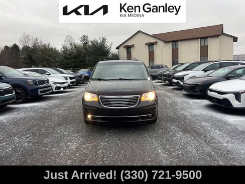 Used 2016 Chrysler Town & Country Touring w/ Driver Convenience Group image 2