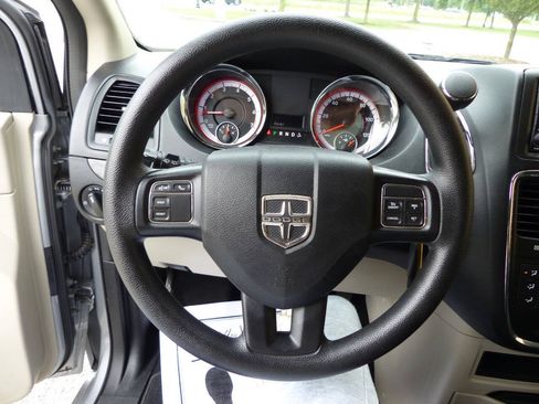 Used 2019 Dodge Grand Caravan SE w/ UConnect Hands-Free Group FWD image 22