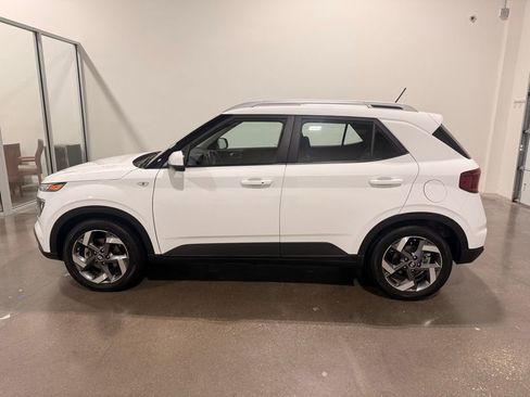 Used 2025 Hyundai Venue SEL FWD image 8