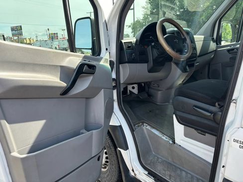 Used 2014 Freightliner Sprinter 2500 RWD image 11