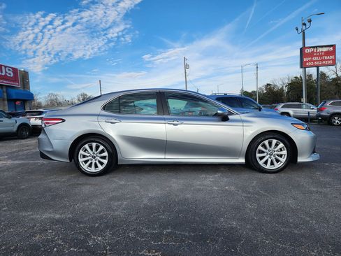 Used 2020 Toyota Camry LE FWD image 8