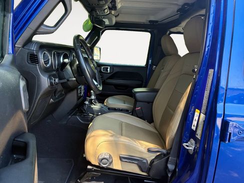 Used 2018 Jeep Wrangler Unlimited Sahara AWD/4WD image 9
