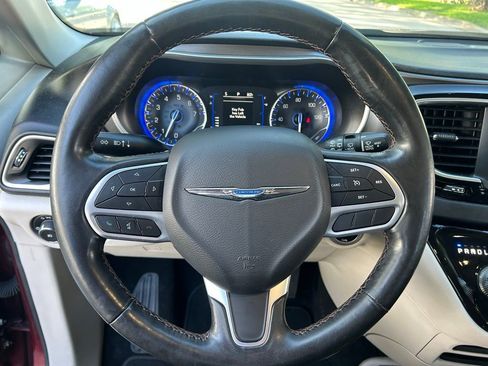 Certified 2020 Chrysler Pacifica Touring-L image 17