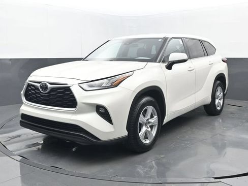 Used 2020 Toyota Highlander LE FWD image 24