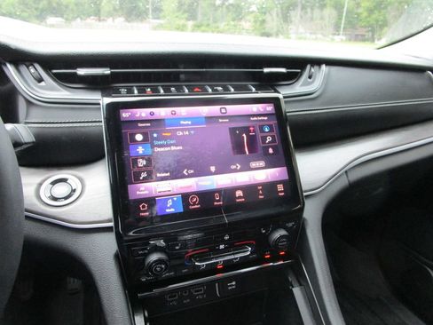 Used 2024 Jeep Grand Cherokee Limited AWD/4WD image 36
