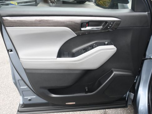 Used 2021 Toyota Highlander Limited FWD image 10