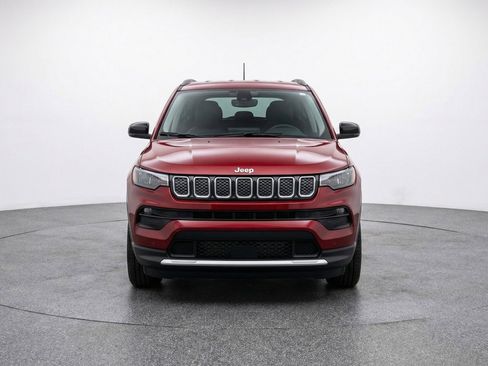 Used 2025 Jeep Compass Latitude AWD/4WD image 2