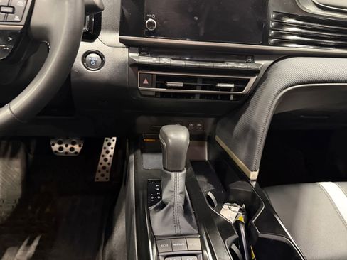 Used 2025 Toyota Camry SE FWD image 12