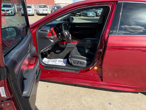 Used 2018 Toyota Camry XLE image 11