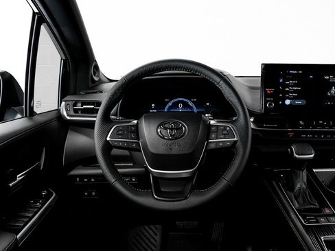 Used 2025 Toyota Sienna XLE Woodland Edition image 25