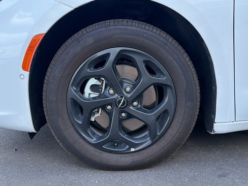 Used 2024 Chrysler Pacifica Limited FWD image 27